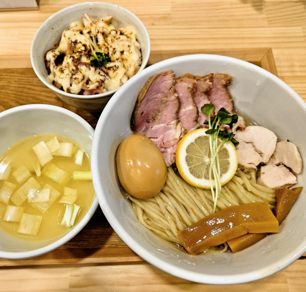 「特製昆布水つけ麺塩＋炙りチャーマヨ丼」@MENYA TOMOSHIBIの写真
