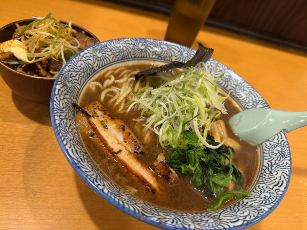 「らーめんこってり魚介＋ちゃーしゅー飯」@麺屋青山 臼井店の写真