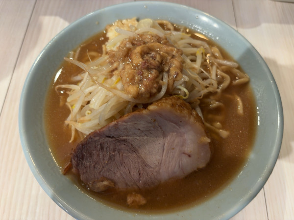 「ラーメン(150g、野菜、アブラ、ニンニク全部少なめ)」@俺の生きる道 立川店の写真