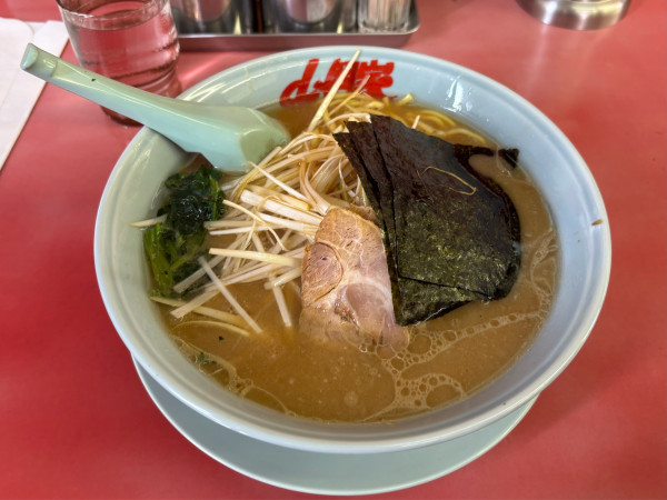 「醤油ネギチャーシュー麺中盛（1270）」@ラーメン山岡家 瑞穂店の写真