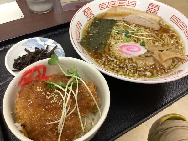 「あだたらラーメン　しょうゆミニカツ丼セット　1400円」@お食事処 あだたら亭の写真