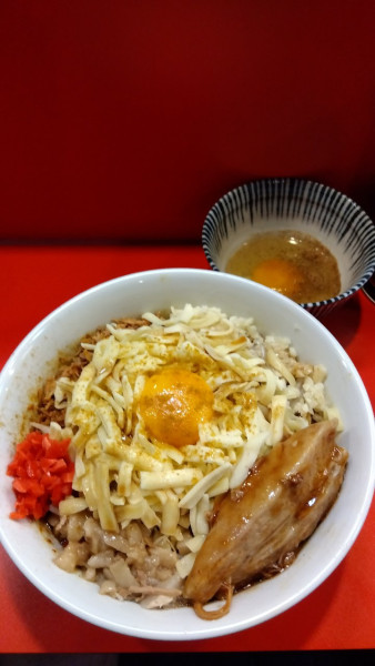 「チーズカレーまぜそば+麺300g+チーズ+生卵」@まぜそばマゼロー 船橋店の写真