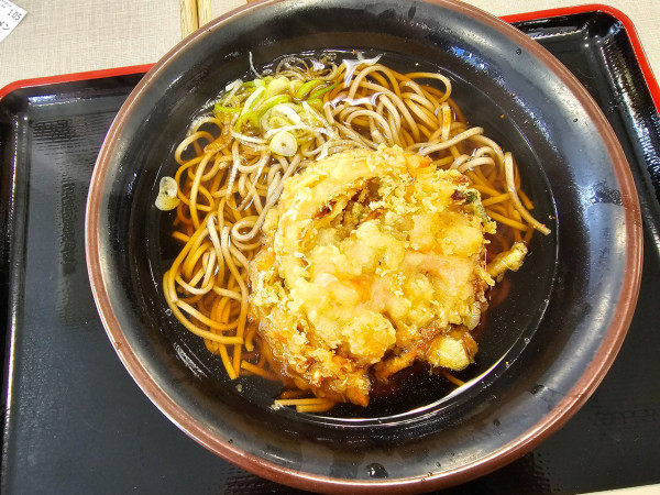 「海鮮かき揚げそば　800円」@中郷サービスエリア 上り スナックコーナーの写真