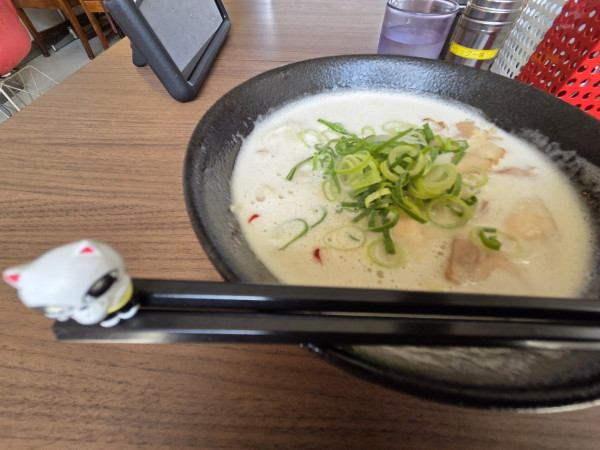 「豚骨ラーメン ねぎ 唐辛子あり」@拉麺 徳ちゃんの写真