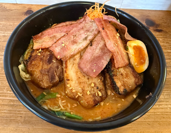 「太肉スタミナスパイシー麺1300円＋」@たっちゃんらーめんの写真