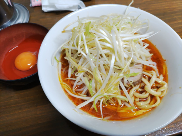 「辛ミニラーメン（麺半分）940円 生卵 味付ネギ」@ラーメン武丸の写真