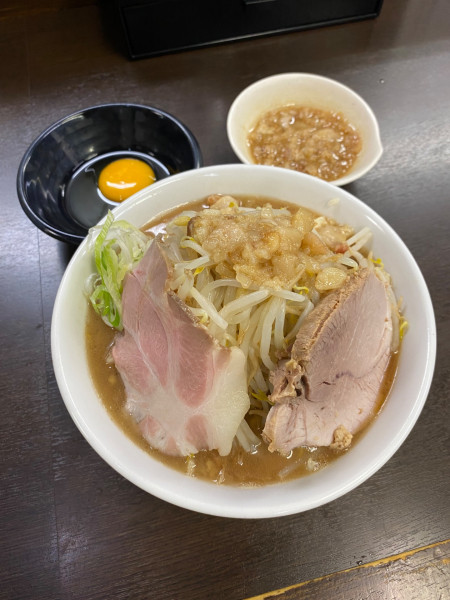 「ラーメン小 ニンニクヤサイアブラ 生卵 ロース1枚」@ラーメンどでん 大宮店の写真