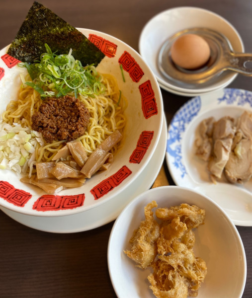 「【季節限定】冷やしまぜそば＋鶏照り煮＋豚天」@バーミヤン 新子安店の写真