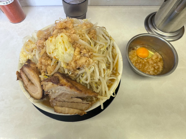「ラーメン（小）➕脂生卵」@ラーメン豚ヒロの写真