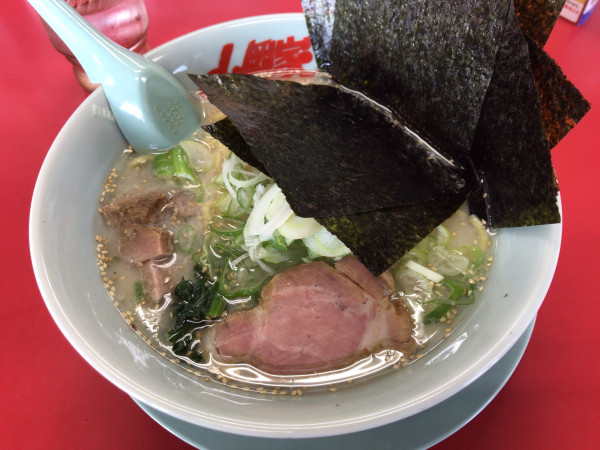 「塩(多濃)+クーポン薬味ネギ、海苔、コロチャーシュー 690円」@山岡家 越谷レイクタウン店の写真