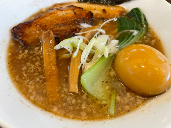 「魚だし醬油半玉らあめん＋厚切トロチャーシュー（1180円）」@九州らあめん どん きさろく 八柱店の写真