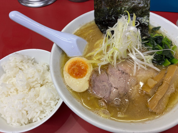 「豚骨醤油ラーメン　880円」@赤羽らーめん 粋の写真