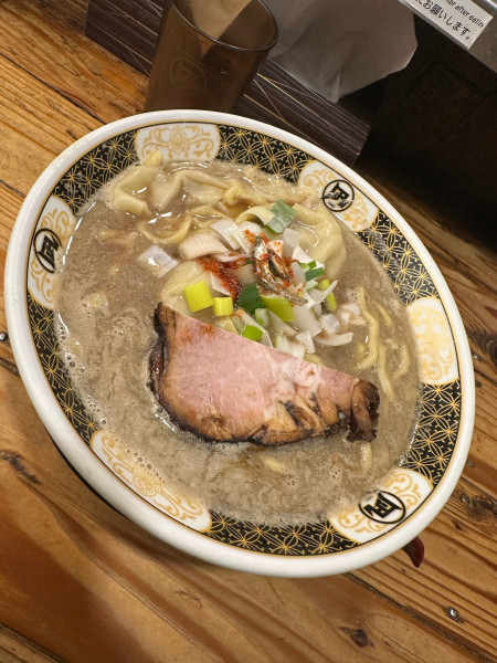 「すごい煮干しラーメン」@すごい煮干ラーメン凪 新宿ゴールデン街店 本館の写真