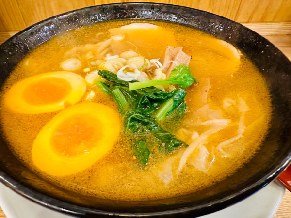 「煮たまご入りスタミナワンタンメン【1140円】」@ワンタンメンの満月 三鷹店の写真