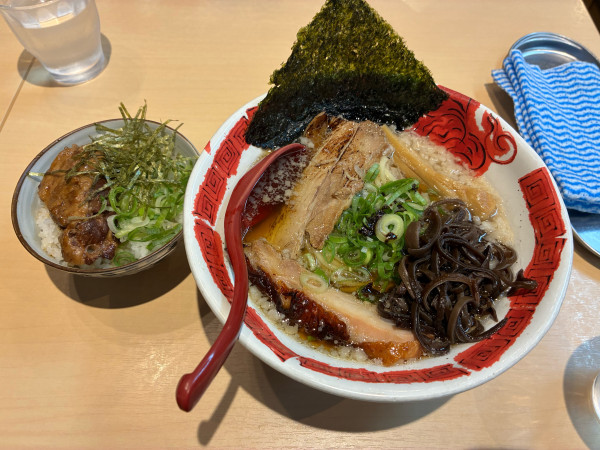 「八頭龍ラーメン　850円　肉飯　150円」@麺屋 八頭龍 バイパス店の写真