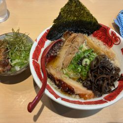 八頭龍ラーメン　850円　肉飯　150円