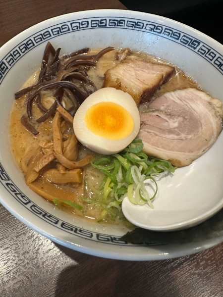 「まる徳ラーメン900円+きくらげ130円」@熊本ラーメン ひごもんず neo 三鷹の写真