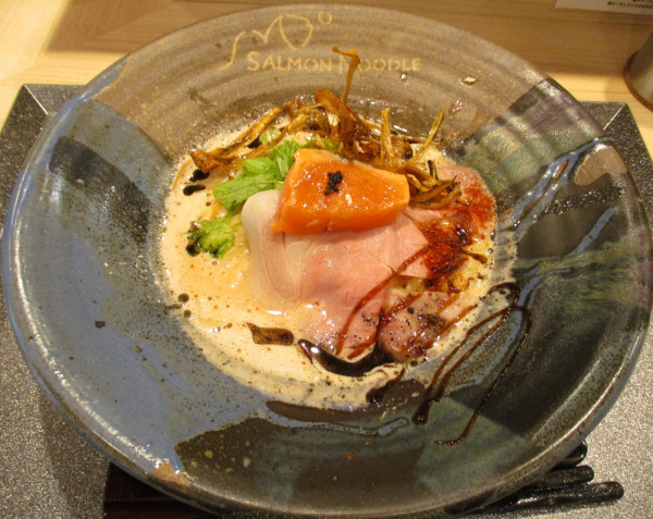 「赤辛サーモン（１辛）980円」@サーモンnoodle3.0 三軒茶屋店の写真