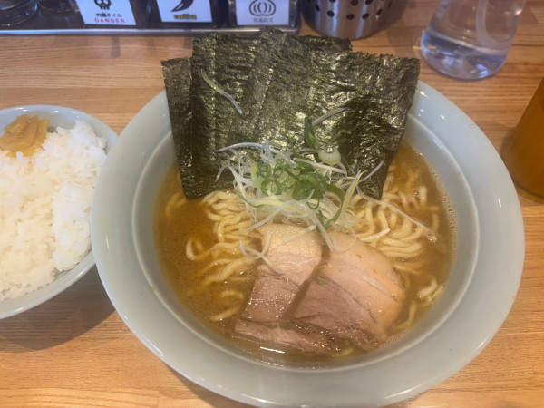 「豚骨醤油ラーメン中盛り900円大盛りライス200円替玉100円」@豚骨醤油 三輪の写真