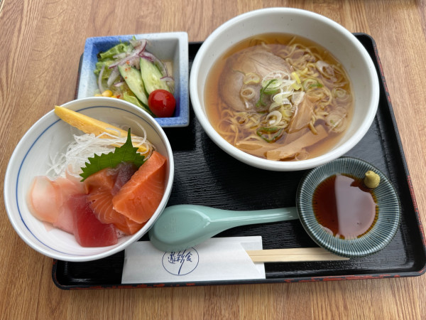 「ミニラーメン&ミニ海鮮丼セット1,430円」@遊彩食の写真