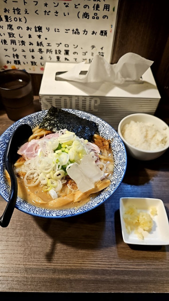 「【限定】冷たい豚骨魚介ラーメン大盛りと半ライスとニンニク🧄」@狼煙 〜NOROSHI〜の写真
