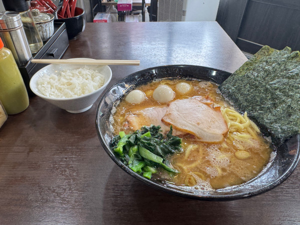 「ラーメン中　うずら」@杉田家 千葉駅前店の写真