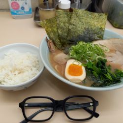 得ラーメン並(硬め・多め)無料ライス