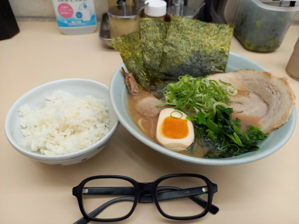 「得ラーメン並(硬め・多め)無料ライス」@横浜家系ラーメン田中の写真
