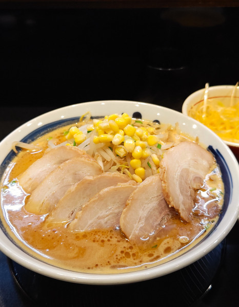 「味噌チャーシュー+赤ネギ+半ライス」@横浜家系 だるま家の写真