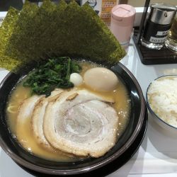得MAXラーメン並（醤油、1,210円）、ライス小（100円）