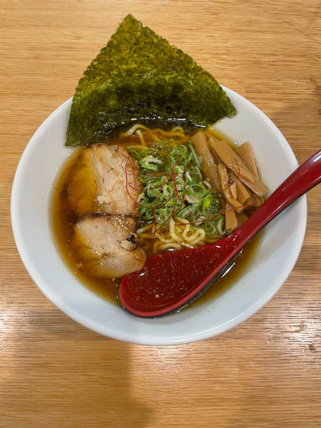「醤油らーめん(820円)平打ち麺」@麺屋こころ 新丸子店の写真