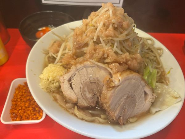 「大ラーメン(全マシ)+豚マシ+コッコマン」@ラーメン鷹の目 江古田店の写真