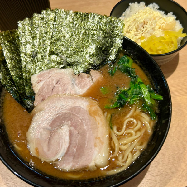 「ラーメン（柔・多）＋ライス食べ放題＋海苔＋バラチャーシュー」@ます家の写真