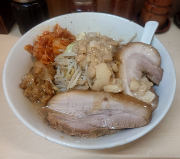 「ラーメン+キムチ（半麺、1120円）」@自家製ラーメン 大者の写真