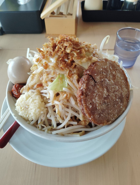 「汁なし大ラーメン」@飛べ豚 東浦店の写真