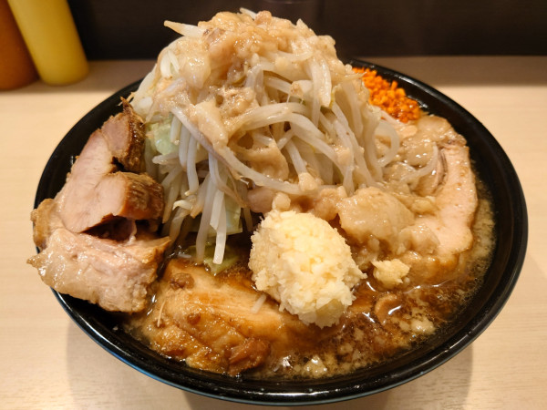 「大ラーメン 豚W  野菜  ニンニク  アブラ  辛アゲ」@鷹の目 蒲田店の写真