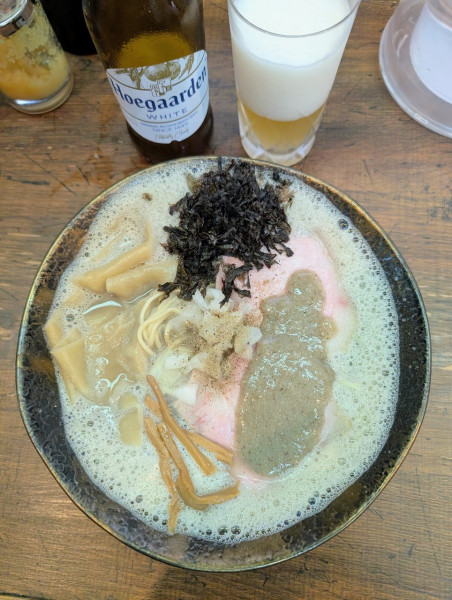 「極濃泡煮干し＋ひもかわ麺(2枚)＋ヒューガルデン」@青森煮干鉢銀の写真