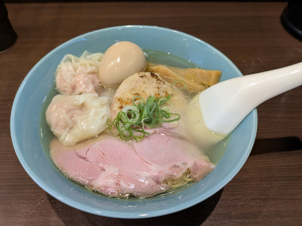 「名古屋コーチンの極上炙り肉中華そば塩 　わんたん」@寿製麺よしかわ 坂戸店の写真