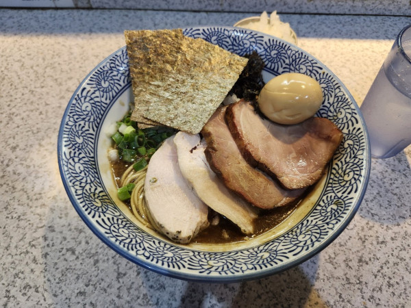 「特製濃厚ラーメン+玉ねぎ」@破壊的イノベーションの写真
