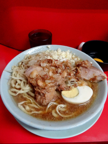 「少な目1100円ニンニク 生卵100円」@ラーメン富士丸 西新井大師店の写真
