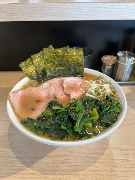 「並　ほうれん草　チャーシュー3枚」@新家系ラーメン気骨家の写真