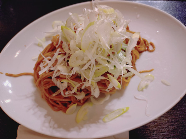 「汁なし坦々麺　１０００円　※」@絶品小籠包 満月廬 新宿パークタワー店の写真