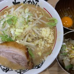 らーめん野菜少なめ(特製背脂生卵)(ニンニクアブラネギ)