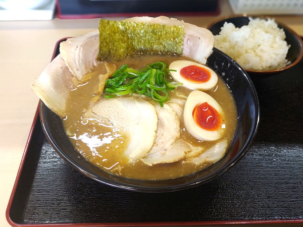 「とんこつ チャーシュー玉子入り」@ラーメン与七 堅田店の写真