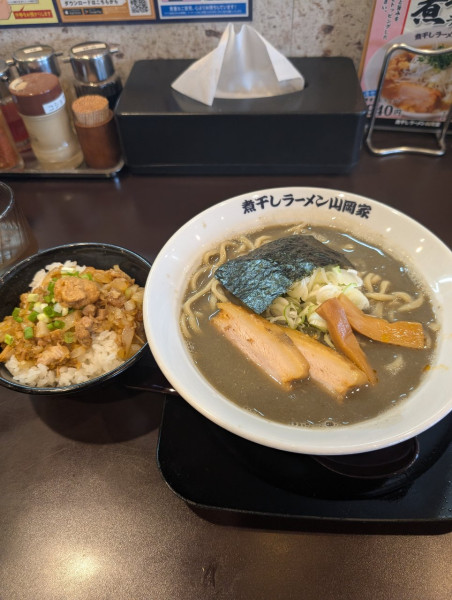 「極濃煮干し豚骨ラーメン＋クーポンチャーシュー＋山わさびチャーシュ」@煮干しラーメン山岡家 久喜店の写真