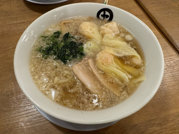 「白のえびワンタンそば　1150」@伊藤商店 仙台朝市店の写真