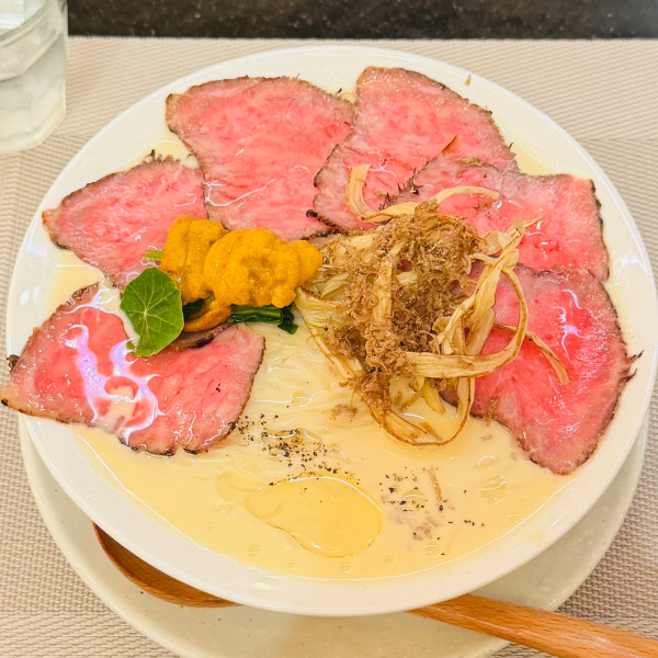 「雲丹と和牛とトリュフ削る 冷たいトウモロコシのらぁ麺」@MENSHOの写真
