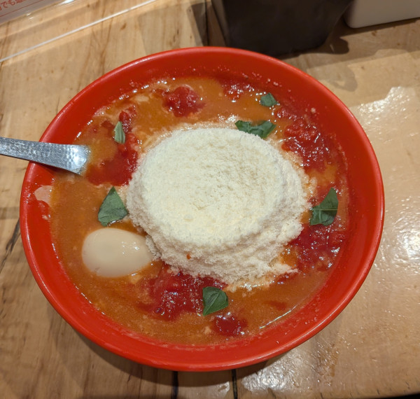 「◯究トマトチーズラーメン＋半熟味付け玉子」@九十九とんこつラーメン 恵比寿本店の写真
