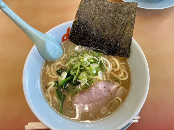 「醤油ラーメン　690円」@ラーメン山岡家 厚木店の写真