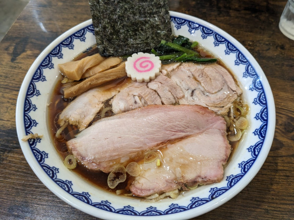 「醤油+吊るし焼きチャーシューモモ」@味噌ラーメン 雪ぐにの写真